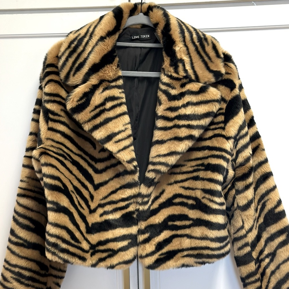 😍NWOT CROPPED FAUX FUR JACKET!😍